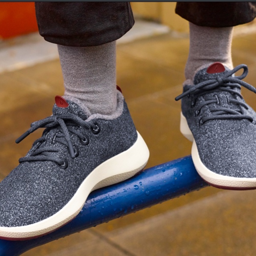 Men’s 8 allbirds wool mizzles, navy - near new!